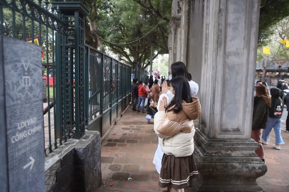 Các sĩ tử cùng phụ huynh vái vọng bên ngoài cửa Văn Miếu - Quốc Tử Giám.