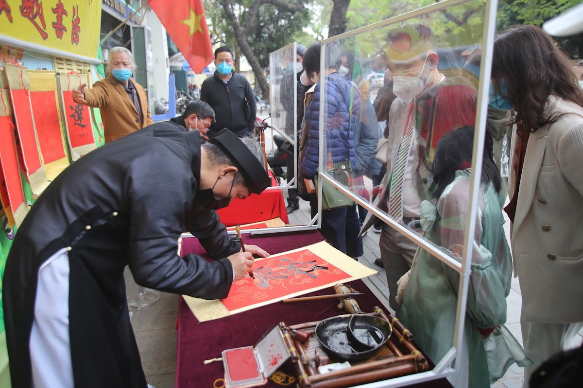 Ông đồ đeo khẩu trang để phòng COVID-19.