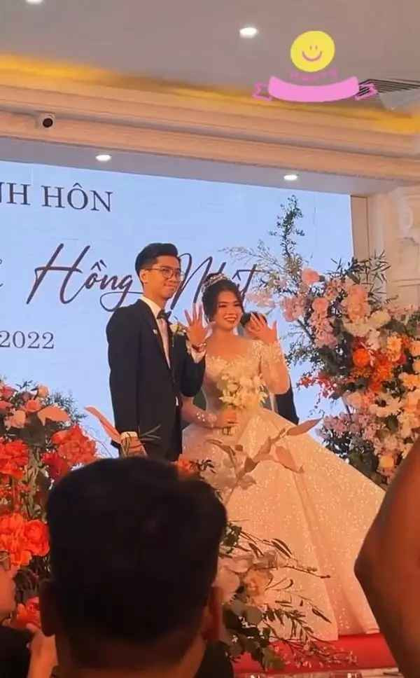 “Mình sẽ không lấy vợ cho đến khi lo được hết tất cả mọi thứ liên quan đến việc lấy vợ", anh khẳng định.