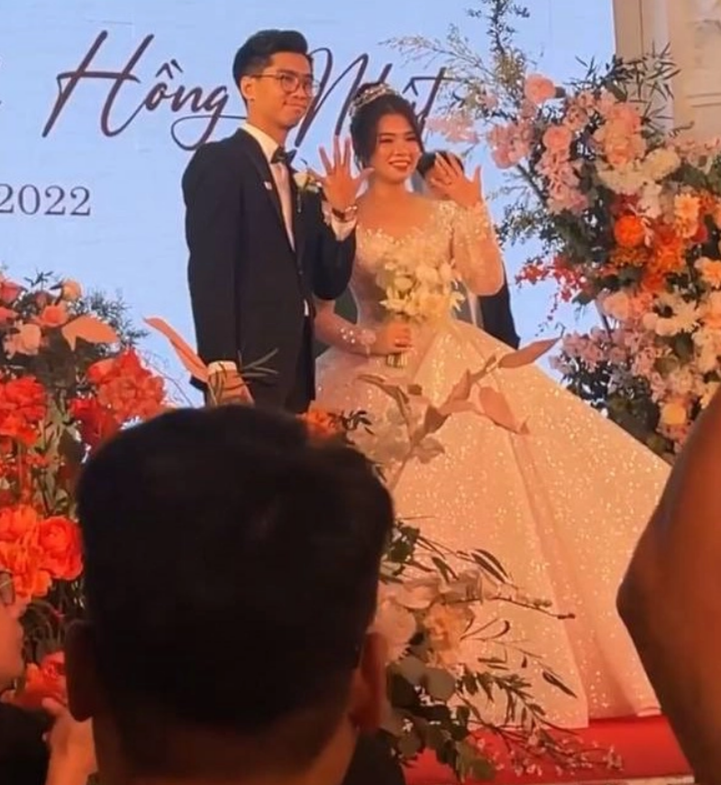 "Mọi người vẫn thường nghĩ mình có nhiều tài sản, nhiều sổ đỏ, đất đai nhưng vẫn ăn mặc giản dị. Nhưng thực sự là mình chẳng có gì cả. Mình vẫn ở nhà thuê, xe máy thì hỏng đèn chưa sửa, mình chủ yếu đạp xe đạp. Mình thấy cuộc sống như thế vẫn ổn", anh cho hay.