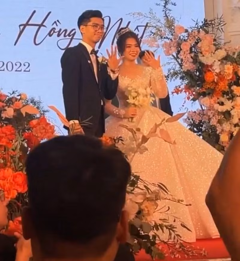 "Mọi người vẫn thường nghĩ mình có nhiều tài sản, nhiều sổ đỏ, đất đai nhưng vẫn ăn mặc giản dị. Nhưng thực sự là mình chẳng có gì cả. Mình vẫn ở nhà thuê, xe máy thì hỏng đèn chưa sửa, mình chủ yếu đạp xe đạp. Mình thấy cuộc sống như thế vẫn ổn", anh cho hay.