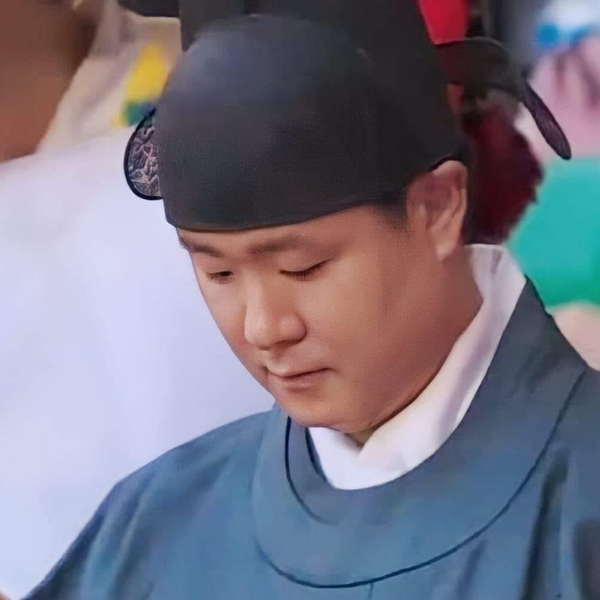 Tuy nhiên, trái với tưởng tượng, hình ảnh những cổ động viên Hàn Quốc không ngừng hò hét, thể hiện niềm đam mê mãnh liệt với bóng đá trong những bộ trang phục có vẻ uy nghiêm đã khiến nhiều người không khỏi “cười bò”.