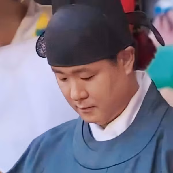 Tuy nhiên, trái với tưởng tượng, hình ảnh những cổ động viên Hàn Quốc không ngừng hò hét, thể hiện niềm đam mê mãnh liệt với bóng đá trong những bộ trang phục có vẻ uy nghiêm đã khiến nhiều người không khỏi “cười bò”.