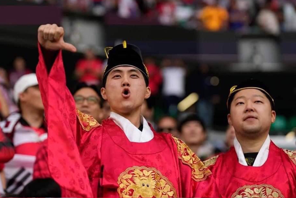 Theo đó, nhiều cổ động viên Hàn Quốc đã mang trang phục truyền thống của đất nước mình sang tận Qatar để mặc đi cổ vũ đội tuyển quốc gia.