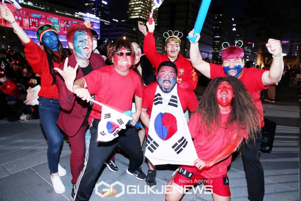 Được biết, nhiều người Hàn muốn đeo mặt nạ đi cổ vũ để tiếp thêm sức mạnh cho Son Heung-min – một cầu thủ chủ chốt của đội bóng đến từ xứ sở kim chi. Lý do là trong trận ra quân này, cầu thủ thuộc biên chế Tottenham phải đeo mặt nạ để thi đấu vì nam cầu thủ vừa trải qua một cuộc phẫu thuật vào đầu tháng 11, sau khi bị gãy xương quanh mắt trái trong vụ va chạm ở giải Champions League.