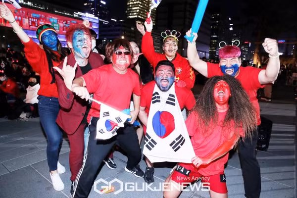 Được biết, nhiều người Hàn muốn đeo mặt nạ đi cổ vũ để tiếp thêm sức mạnh cho Son Heung-min – một cầu thủ chủ chốt của đội bóng đến từ xứ sở kim chi. Lý do là trong trận ra quân này, cầu thủ thuộc biên chế Tottenham phải đeo mặt nạ để thi đấu vì nam cầu thủ vừa trải qua một cuộc phẫu thuật vào đầu tháng 11, sau khi bị gãy xương quanh mắt trái trong vụ va chạm ở giải Champions League.