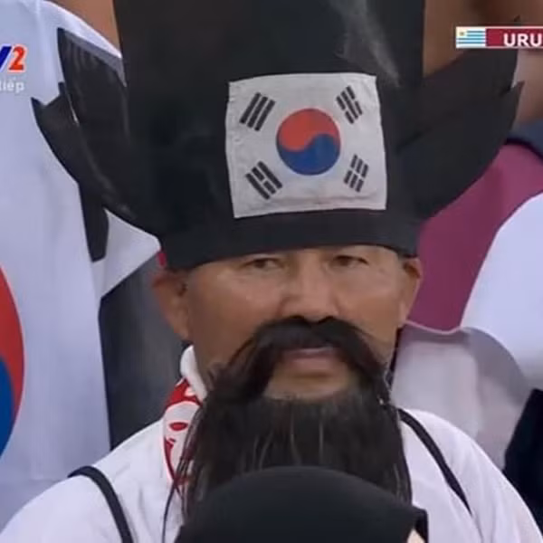 Cụ thể, để tiếp thêm sức mạnh tinh thần cho đội tuyển quốc gia, rất nhiều cổ động viên Hàn Quốc đã không quản đường xá xa xôi, đầu tư sang tận Qatar.