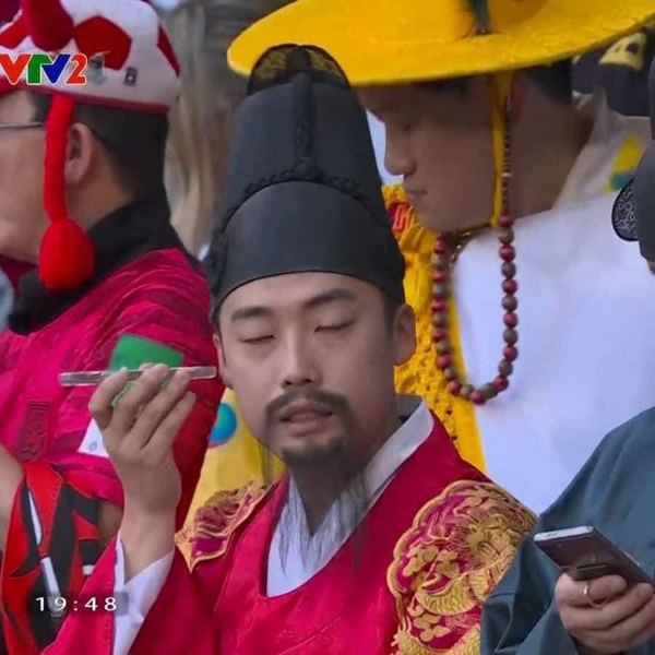 Trước thềm bóng lăn, trên khán đài của sân vận động Education City (Qatar) đã có rất đông cổ động viên người Hàn. Đáng chú ý, không chỉ đến cổ vũ thông thường, người yêu bóng đá đến từ xứ sở Kim Chi còn kỳ công đầu tư cho màn xuất hiện độc đáo.