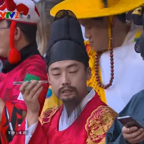 Trước thềm bóng lăn, trên khán đài của sân vận động Education City (Qatar) đã có rất đông cổ động viên người Hàn. Đáng chú ý, không chỉ đến cổ vũ thông thường, người yêu bóng đá đến từ xứ sở Kim Chi còn kỳ công đầu tư cho màn xuất hiện độc đáo.