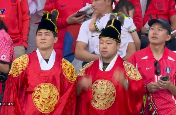Số cổ động viên Hàn Quốc khác còn “chơi lớn”, khoác lên mình cả bộ long bào hay đồ của đại thần ngày xưa, như thể muốn tái hiện lại cả một triều đại trên sân thi đấu.