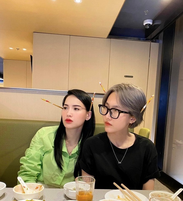 Gần đây, Hà Linh liên tục vướng phải drama trên mạng xã hội, đặc biệt là trong vụ việc với một thương hiệu chè nổi tiếng. Cuộc đối đầu đó khiến cô tổn thất nặng nề, tên của cô bị dán biển “miễn tiếp” ở một số cửa hàng.