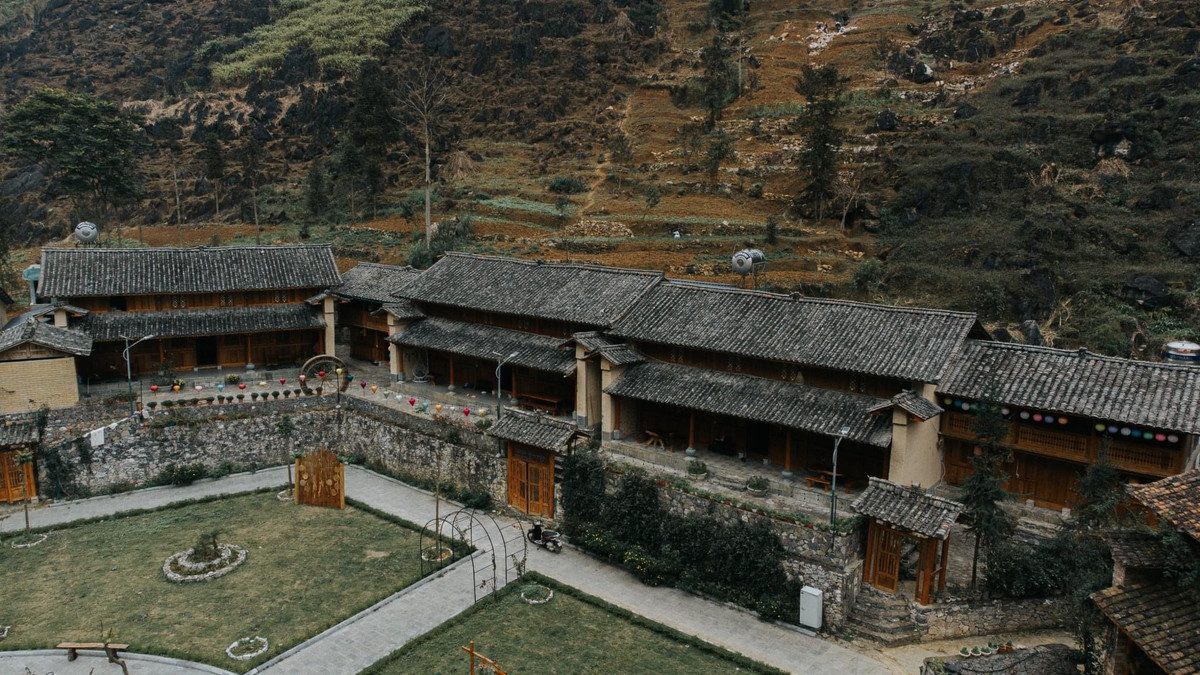 Không gian mang đậm bản sắc văn hoá của người Mông với những nếp nhà truyền thống cùng những người dân thật thà, tốt bụng.