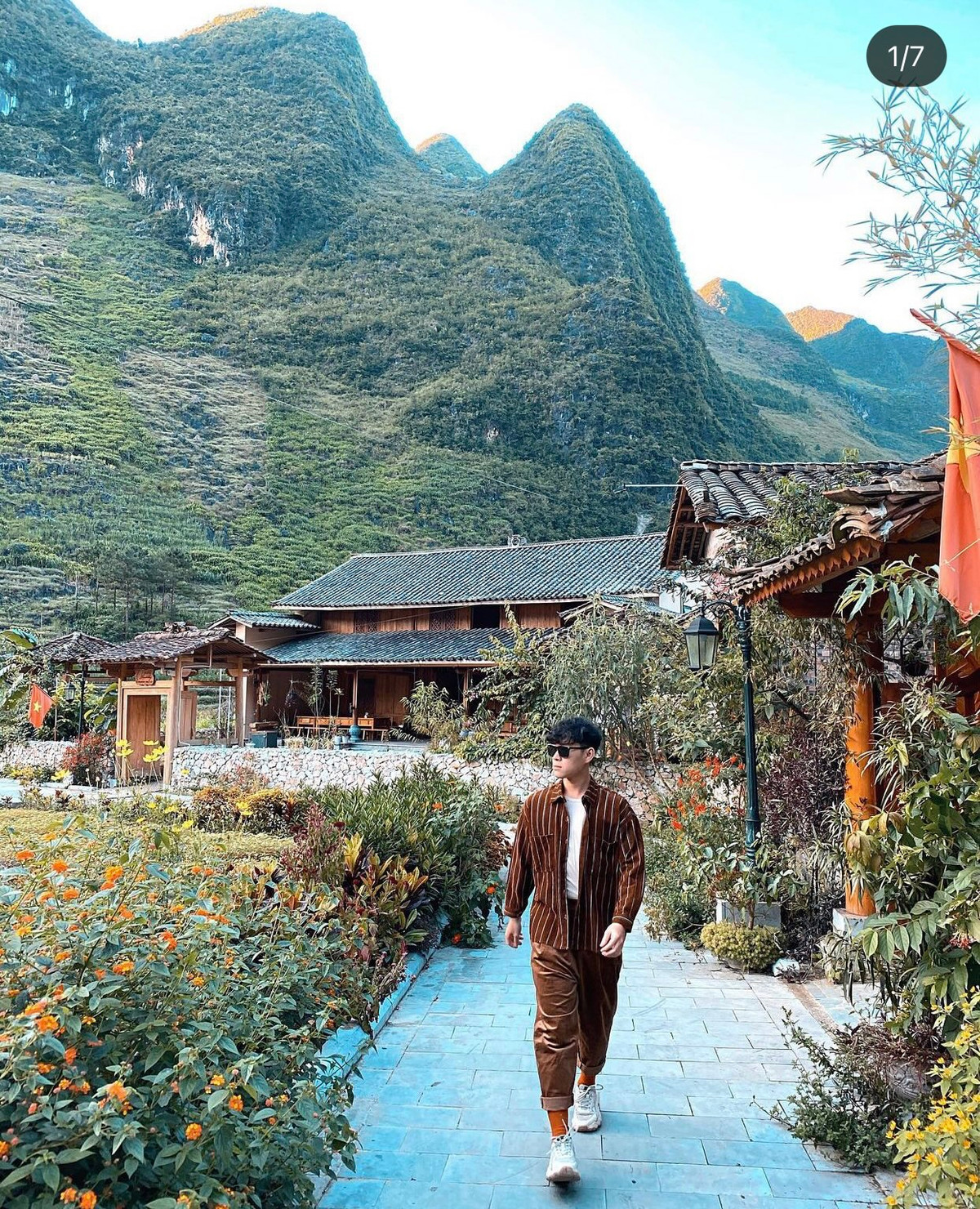 “Một trong những khu tổ hợp hiếm hoi của Việt Nam mình thấy rằng làm rất tới cái chất điện ảnh. Thật sự nhìn như bối cảnh một bộ phim cổ trang được đầu tư hoành tráng.” - Tài khoản Facebook N.T.L chia sẻ.