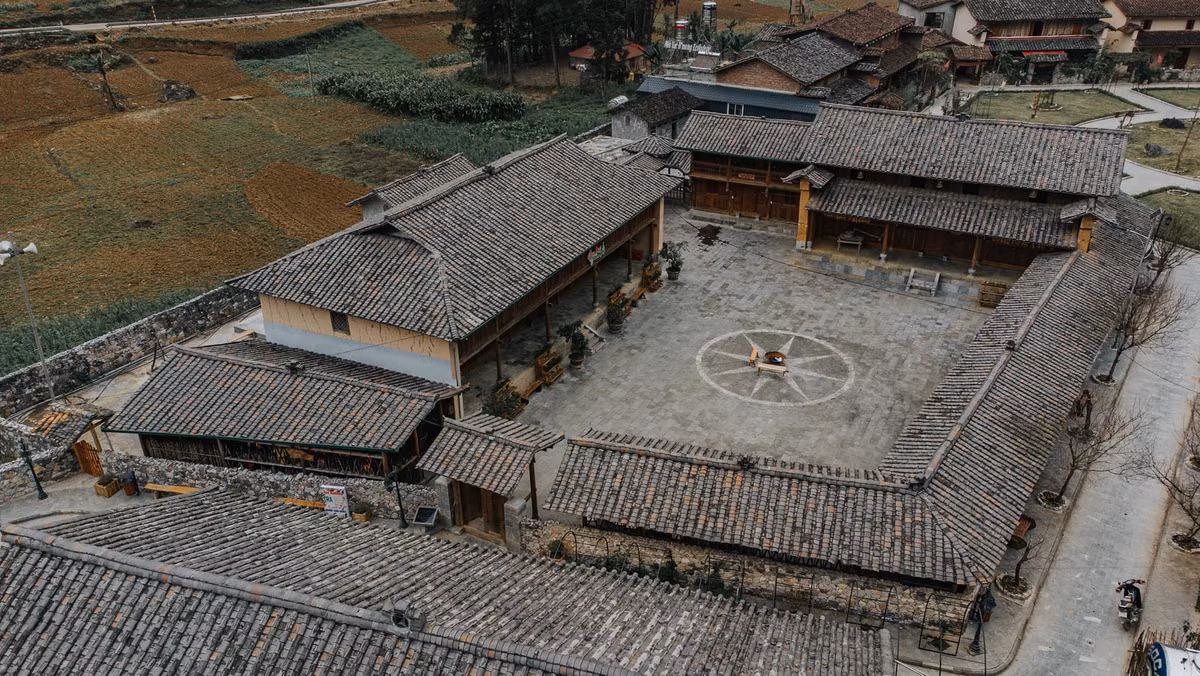 Làng văn hoá dân tộc Mông bao gồm: 26 hộ dân tộc Mông, nằm cách trung tâm huyện Mèo Vạc 4km trên con đường "Hạnh phúc" nối Mèo Vạc với Đồng Văn, được khởi công xây dựng vào tháng 12/2016 trên khu đất rộng 4,6 ha.