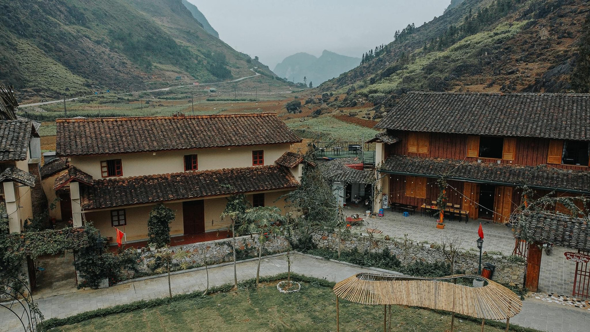 Đặc biệt, kiến trúc nơi đây vẫn giữ được nét mộc mạc, thô sơ đặc trưng của Hà Giang chứ không bị thương mại hoá như nhiều tổ hợp du lịch khác.