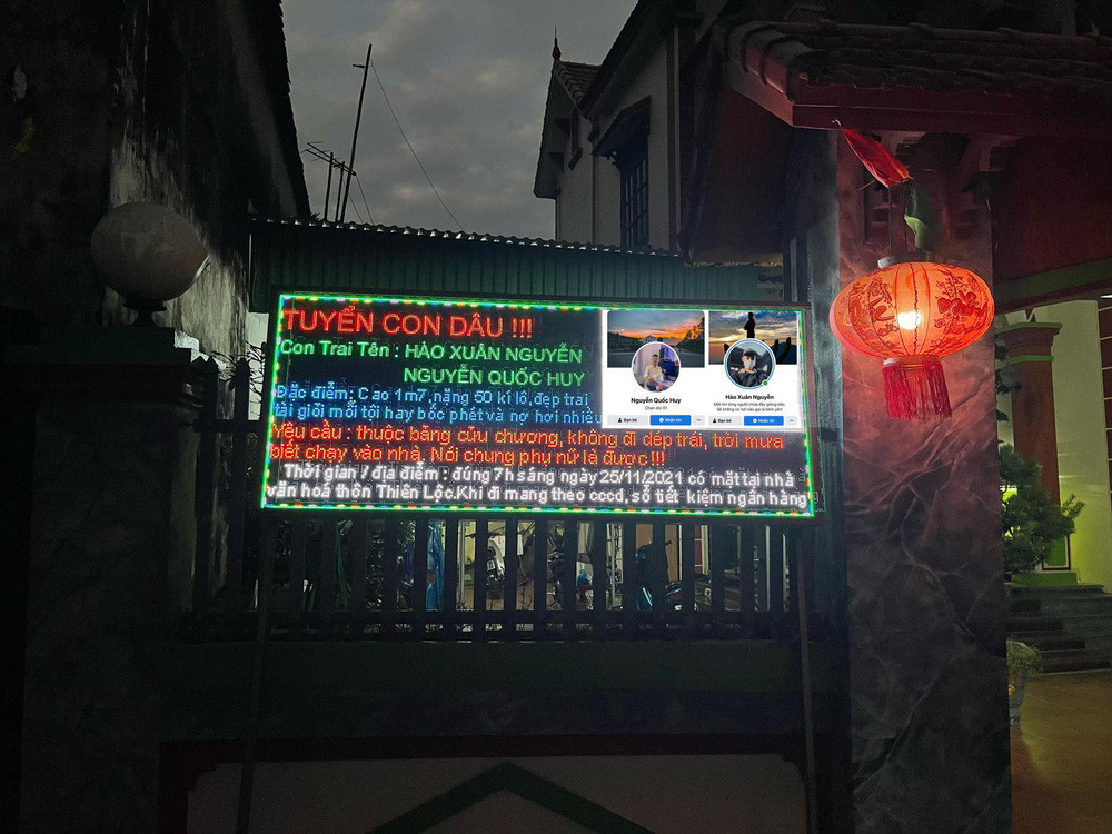 Không hứa hẹn nhiều nhưng màn tuyển con dâu của phụ huynh ở Hưng Yên khá "uy tín" khi được đặt ngay cổng ngôi nhà 2 tầng khang trang kèm với thông tin về hai người con trai đang đến tuổi cập kê.