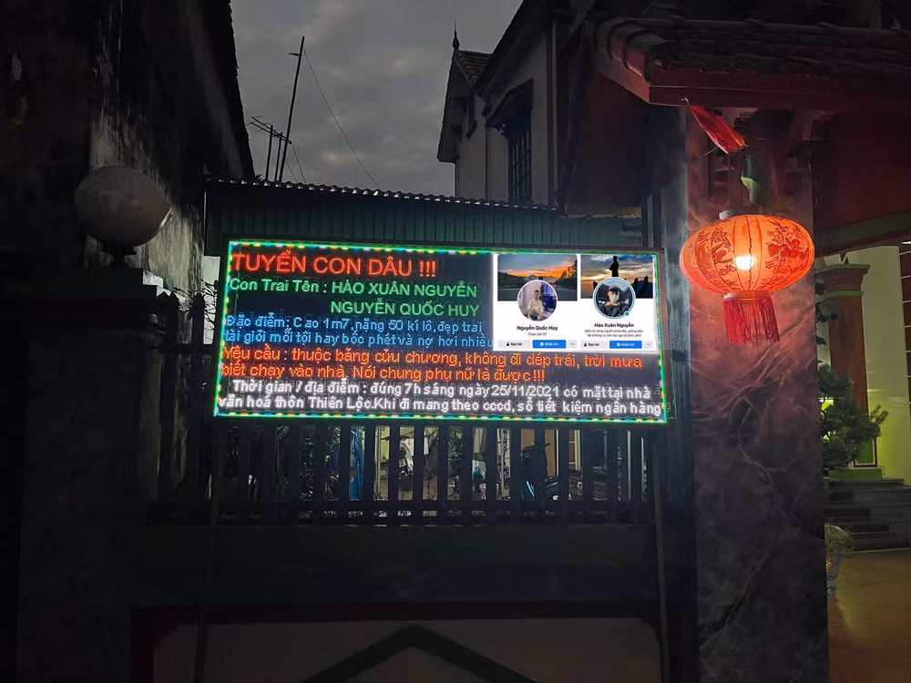 Không hứa hẹn nhiều nhưng màn tuyển con dâu của phụ huynh ở Hưng Yên khá "uy tín" khi được đặt ngay cổng ngôi nhà 2 tầng khang trang kèm với thông tin về hai người con trai đang đến tuổi cập kê.