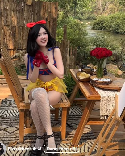 Trong những bức ảnh mới đây, hot girl Thái Lan là Bizcuitbeer diện bộ trang phục lấy cảm hứng từ Bạch Tuyết bản gốc nhưng sáng tạo thiết kế ôm sát, khoe trọn đường cong cơ thể.