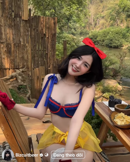 Đặc biệt, Bizcuitbeer không chỉ tái hiện lại hình ảnh của nàng Bạch Tuyết một cách tinh tế mà còn khéo léo kết hợp thêm những nét hiện đại qua kiểu tóc, lớp trang điểm nhẹ nhàng, khiến nhân vật cổ tích này trở nên sống động và đầy sức hút trong mắt người xem.