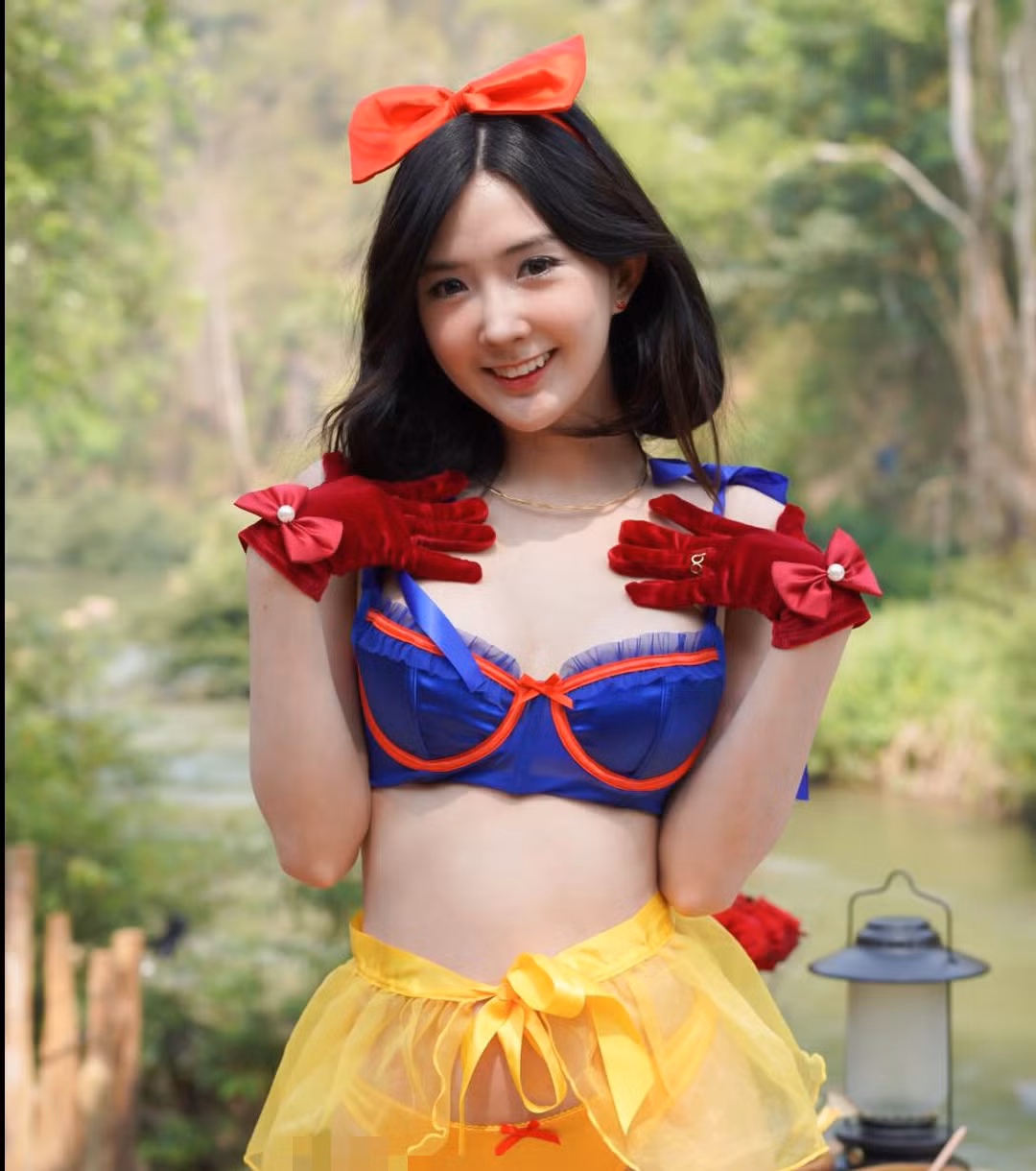 Nhiều người cho rằng màn cosplay Bạch Tuyết này không chỉ là sự sáng tạo mà còn thể hiện được khả năng biến hóa linh hoạt và khả năng kết nối với fan của cô nàng streamer.
