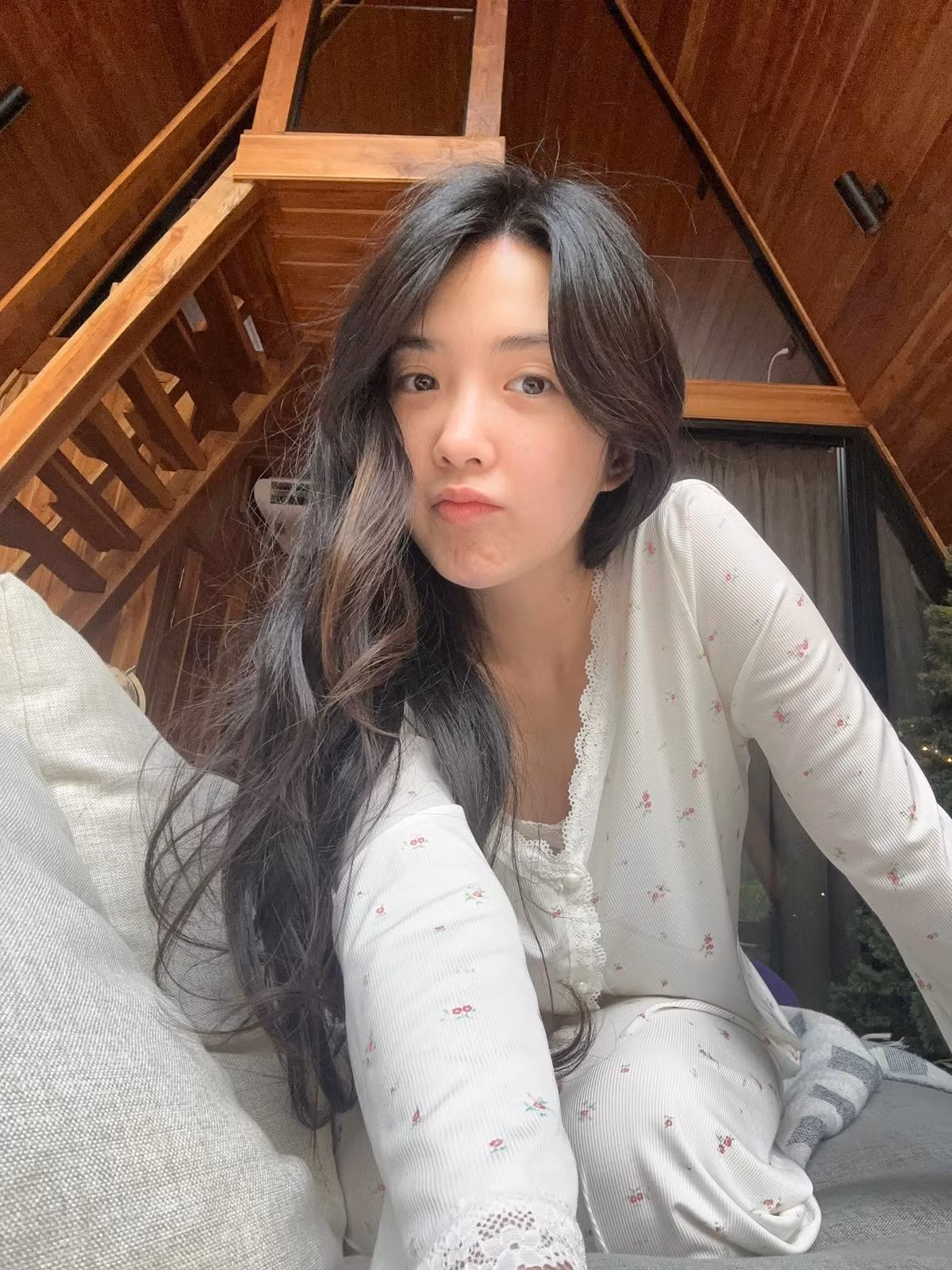 Tuy nhiên, cũng có không ít ý kiến màn phá cách cosplay Bạch Tuyết của Bizcuitbeer không phù hợp vì phá hỏng đi nguyên tác.