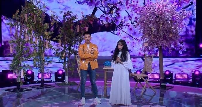 Thắng bị cảnh sát bắt giữ khi đang trên đường trốn tại một Trung tâm thương mại Vincom đường Cộng Hòa. Tại cơ quan điều tra, nữ phạm nhân khai nợ nần chồng chất, muốn cướp vài trăm triệu đồng để trả nợ.