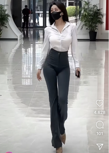 Trong clip, cô diện áo sơ mi kết hợp cùng quần âu vừa vặn, khéo léo khoe đường cong hình chữ S đầy tinh tế.