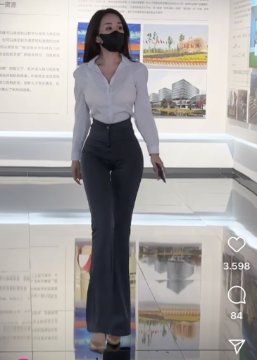 Không chỉ nổi bật trong bộ trang phục sơ mi trắng và quần âu, cô nàng còn thường xuyên lựa chọn các item công sở cơ bản như quần jean, chân váy mini jyup hay đầm công sở với gam màu nhẹ nhàng.