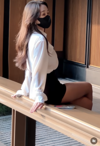 Phong cách thời trang tinh tế và khéo léo của nữ thư ký này đã chinh phục được đông đảo cư dân mạng. Cô không chỉ tôn lên vẻ đẹp hình thể mà còn thể hiện gu thẩm mỹ hiện đại, thanh lịch, trở thành hình mẫu lý tưởng của nhiều chị em công sở ngày nay.