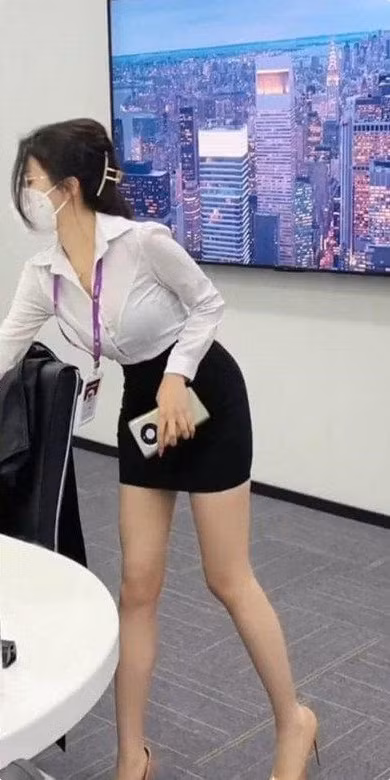 Với những ai yêu thích sự quyến rũ nhẹ nhàng, miniskirt hay midi kín đáo là lựa chọn hoàn hảo. Để tạo điểm nhấn, bạn có thể kết hợp cùng sandals quai mảnh, cao gót hoặc boots cao cổ.