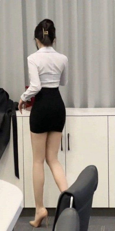 Chỉ cần phối áo sơ mi lụa hoặc poplin cùng quần trouser, áo blazer và giày loafer, bạn đã có ngay vẻ ngoài thanh lịch, tự tin đến công sở hay gặp gỡ đối tác.