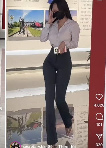 Phong cách kín đáo nhưng vẫn tôn dáng của cô nhanh chóng nhận được "cơn mưa" lời khen từ cư dân mạng.