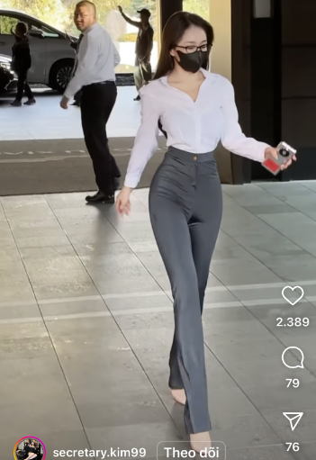 Những bộ trang phục tuy đơn giản nhưng được phối hợp tinh tế giúp cô ghi điểm với vẻ ngoài thanh lịch và chuyên nghiệp.