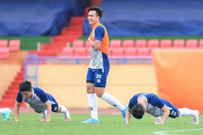 Việt Anh có chiều cao nổi bật 1,86 m. Được gọi lên đội tuyển quốc gia ở nhiều giải đấu lớn, anh cũng là cái tên quen thuộc đối với nhiều người hâm mộ bóng đá.