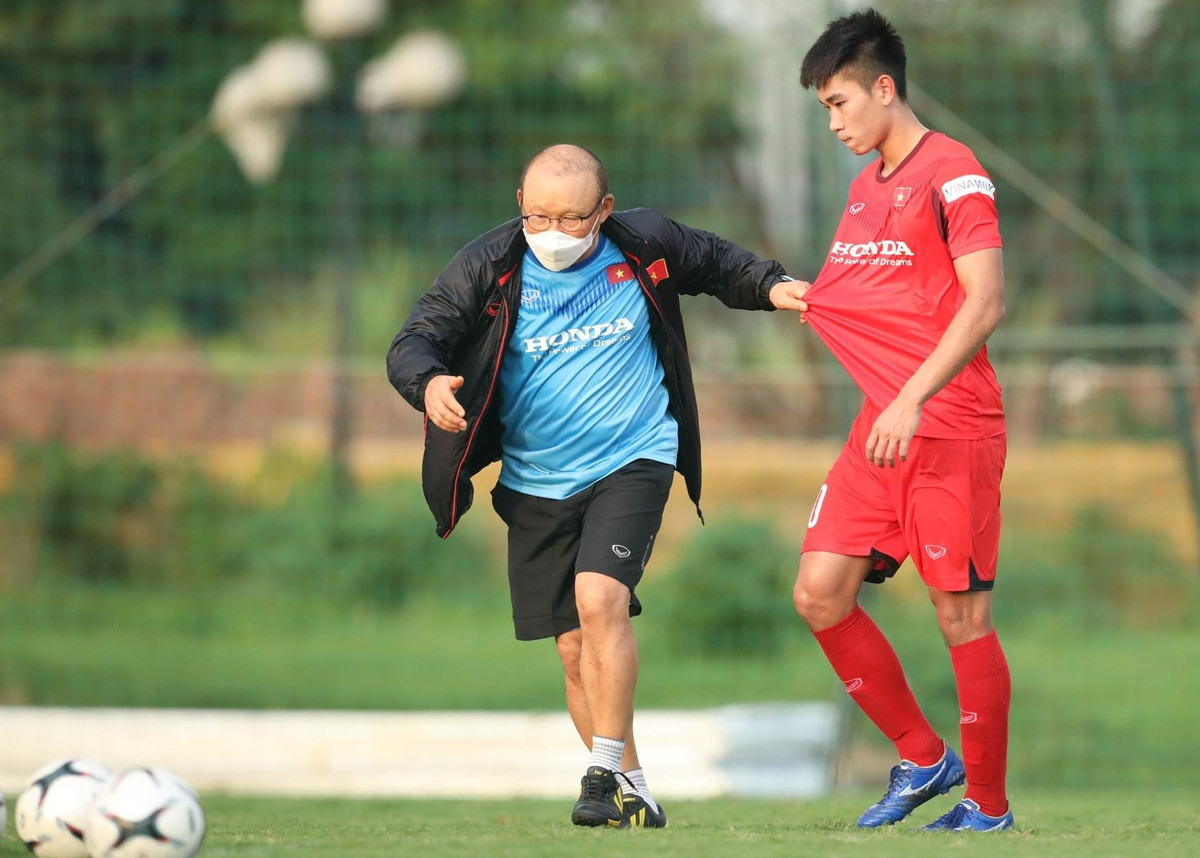 Trở thành người hùng khi ghi bàn giúp tuyển bóng đá Việt Nam giành chiến thắng tại SEA Games 31, Nhâm Mạnh Dũng (sinh năm 2000) nhanh chóng trở thành gương mặt được chú ý. Anh có chiều cao 1,81 m.