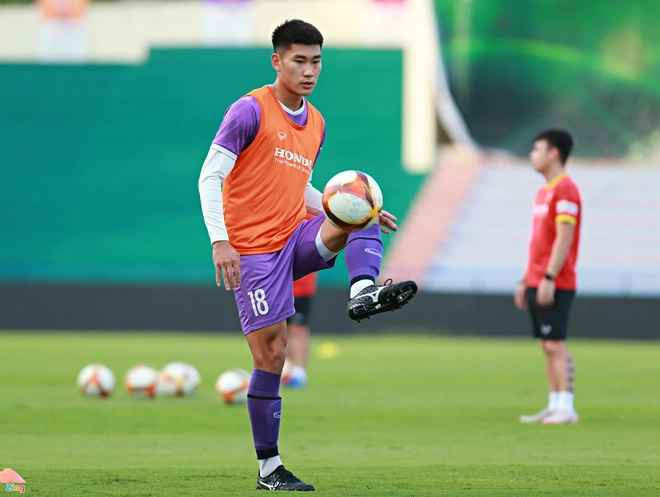 Mạnh Dũng có vị trí sở trường là tiền đạo nhưng cũng có thể đá tốt ở vị trí trung vệ lệch trái.