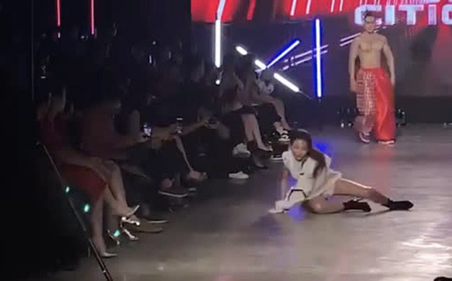 Tuy nhiên, lần đầu tiên diễn trên sàn catwalk của Thanh Tâm dường như không được suôn sẻ cho lắm khi một sự cố bất ngờ đã xảy ra.