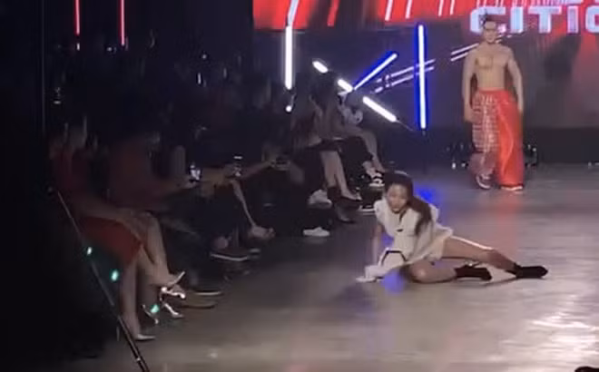 Tuy nhiên, lần đầu tiên diễn trên sàn catwalk của Thanh Tâm dường như không được suôn sẻ cho lắm khi một sự cố bất ngờ đã xảy ra.