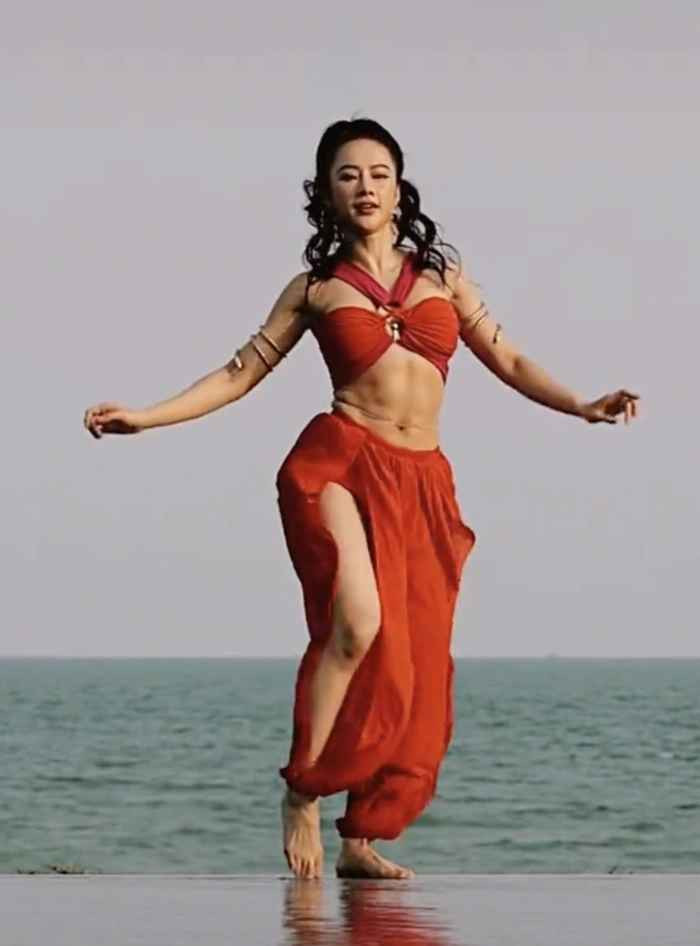 Trong video, sao phim Mùa hè sôi động thực hiện động tác múa lụa và che đi hình ảnh một Phương Trinh vai u thị bắp thời gian vừa qua.