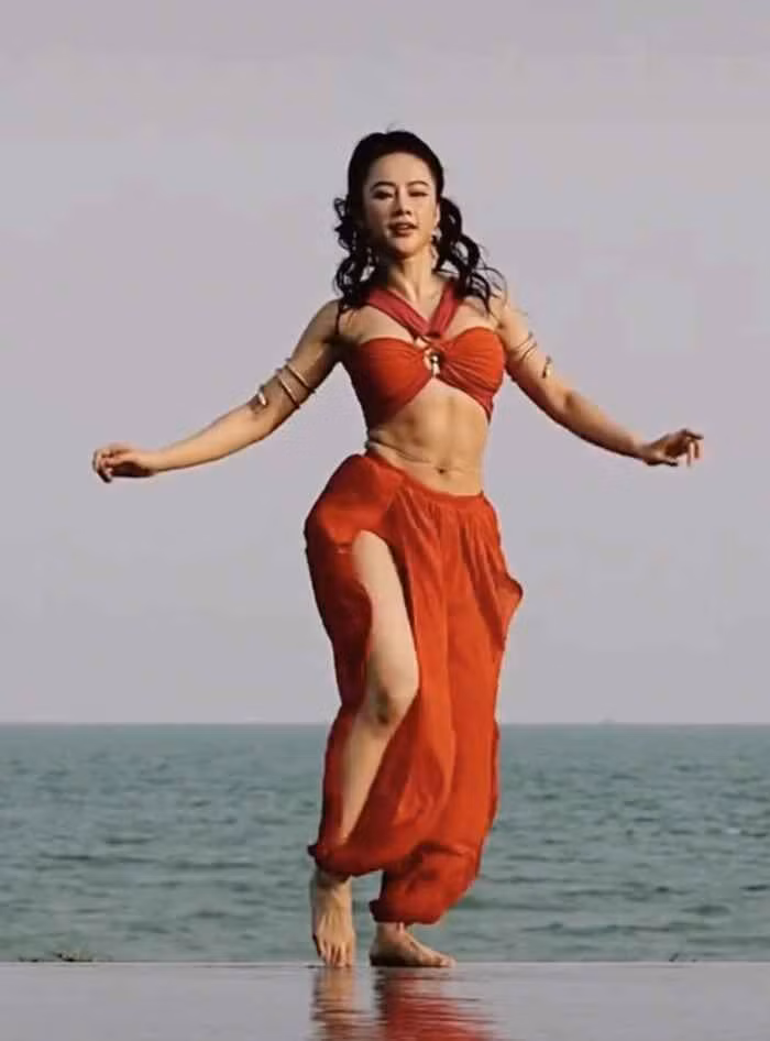 Trong video, sao phim Mùa hè sôi động thực hiện động tác múa lụa và che đi hình ảnh một Phương Trinh vai u thị bắp thời gian vừa qua.