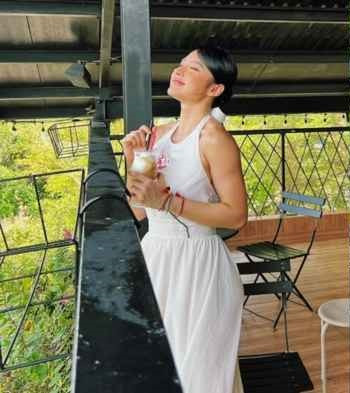 Được biết, Angela Phương Trinh và lực sĩ Phạm Văn Mách đang là đôi bạn thân thể hình cùng tiến. Anh đồng thời là huấn luận viên riêng của cô.