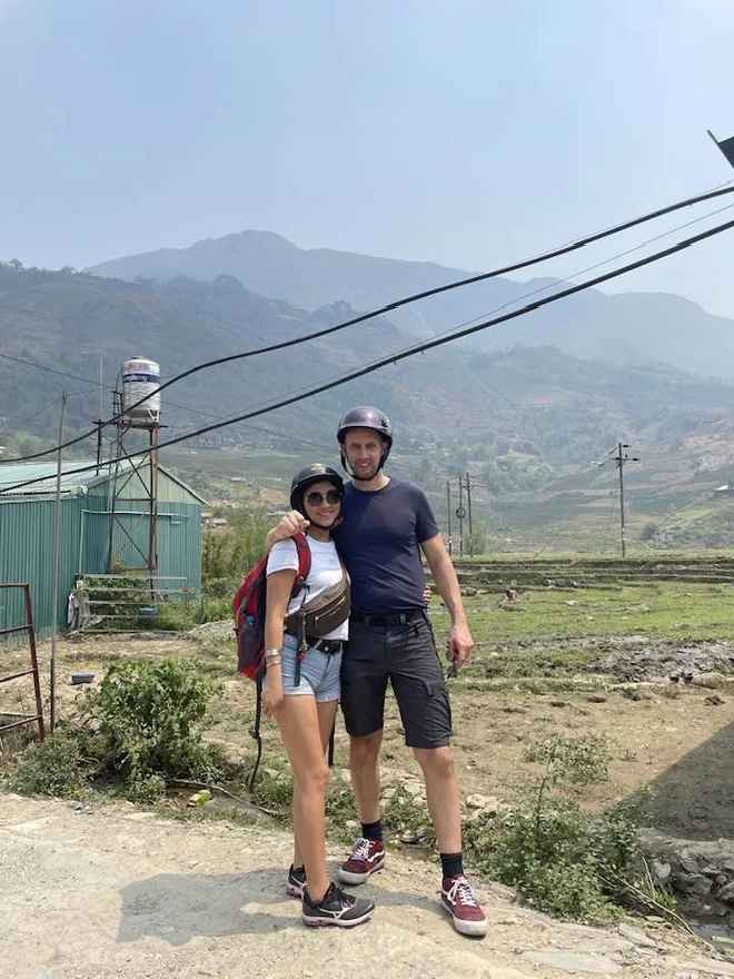 Trong những khoảnh khắc mà Lò Thị Mai chia sẻ, Wim hoà nhập rất nhanh với các hoạt động ở quê nhà bạn gái. Anh chàng vui vẻ ăn uống cùng gia đình người dân tộc H'Mông, chụp ảnh riêng với mẹ vợ tương lai.