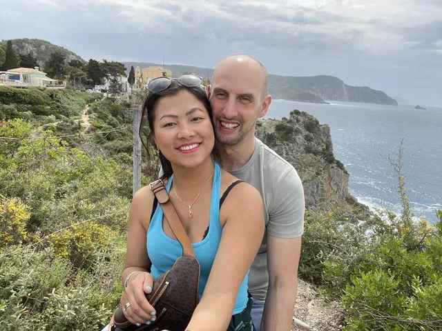 Hậu ly hôn, Lò Thị Mai trải qua một vài mối tình rồi mới hẹn hò với Wim Francois. Anh hơn cô 9 tuổi và chưa từng kết hôn.