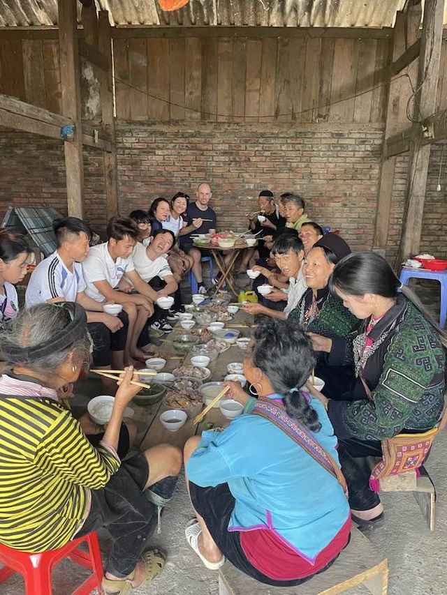 Theo chia sẻ của Lò Thị Mai, đây là lần đầu tiên Wim về Việt Nam sau hơn 2 năm hẹn hò.