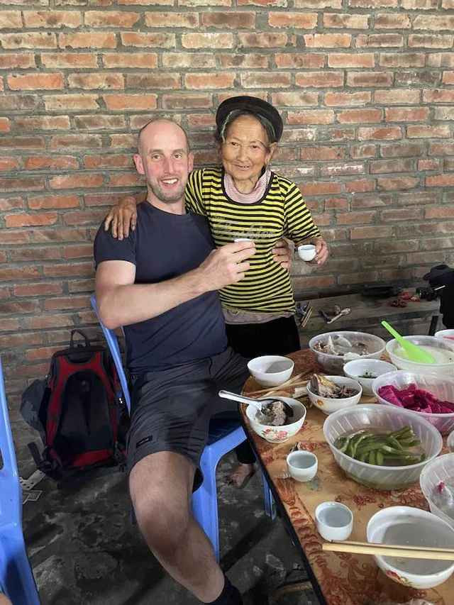 Đặc biệt Wim còn ngồi rửa bát rất chuyên nghiệp khiến nhiều người thích thú vì tốc độ “hoà tan”.