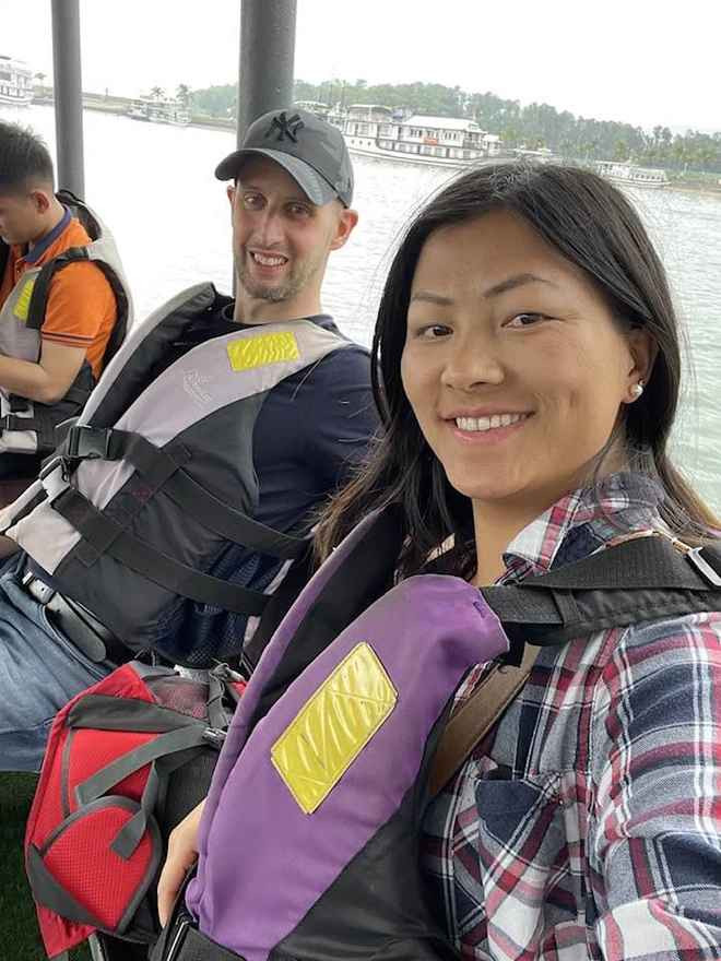 Sau 7 năm kết hôn và có 2 con trai, vợ chồng cô ly hôn nhưng vẫn giữ mối quan hệ tốt đẹp, cùng nuôi dưỡng hai con.