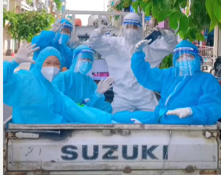 Bên cạnh khó khăn, vất vả mà các tình nguyện viên trong công tác phòng chống dịch bệnh, nhiều người cũng vô cùng thích thú vì những khoảnh khắc dễ thương của họ.