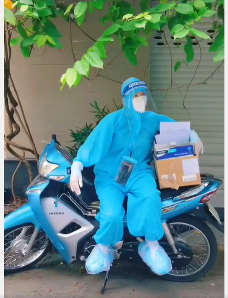 "Siêu xe mình thấy nhiều rồi nhưng mình thích cái siêu dễ thương và rất dũng cảm của các bạn. Chúc các bạn nhiều sức khoẻ để chiến thắng đại dịch." hay "Cảm ơn các anh hùng áo xanh siêu dễ thương. Cảm ơn vì đã dũng cảm đi tình nguyện ạ."... là những bình luận dân mạng bình luận.