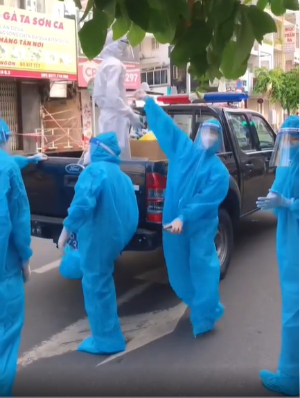 Tuy nhiên điều gây chú ý trong đoạn clip là khoảnh khắc các tình nguyện viên "chân ngắn" chật vật lên xe.