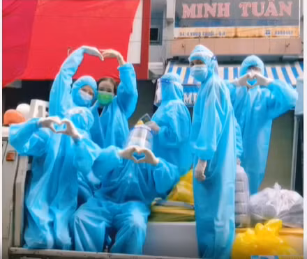 Mới đây, dân mạng lại được phen thả tim tới tấp cho đoạn clip giới thiệu BST "siêu xe" cực đáng yêu của một tình nguyện viên chống dịch ở TP HCM.